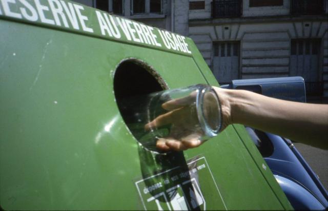 Détail du premier collecteur de verre parisien